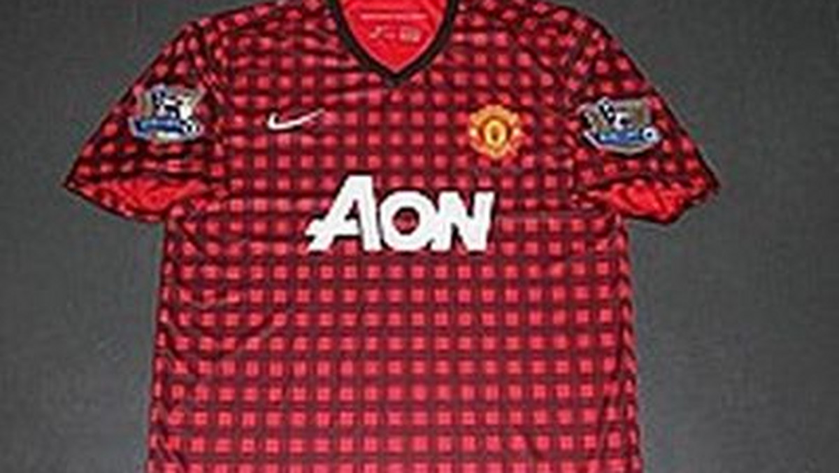 W internecie pojawił się projekt koszulek Manchesteru United na nadchodzący sezon. Barwy mają pozostać te same, ale trykoty zostaną wzbogacone o jeden specyficzny szczegół, który nie spodobał się sympatykom "Czerwonych Diabłów". - Wygląda jak piżama! - grzmią fani angielskiego klubu.