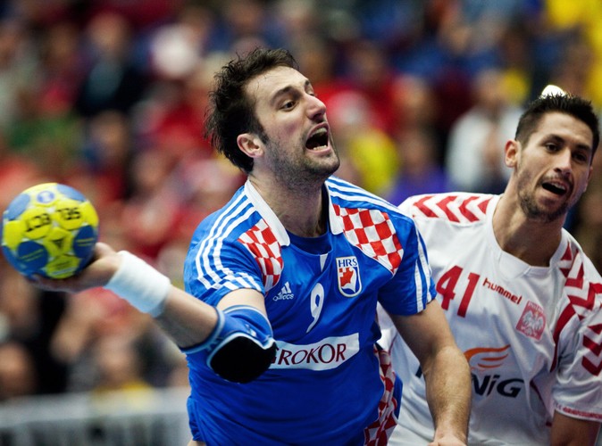 Igor Vori rzuca na bramkę Polaków