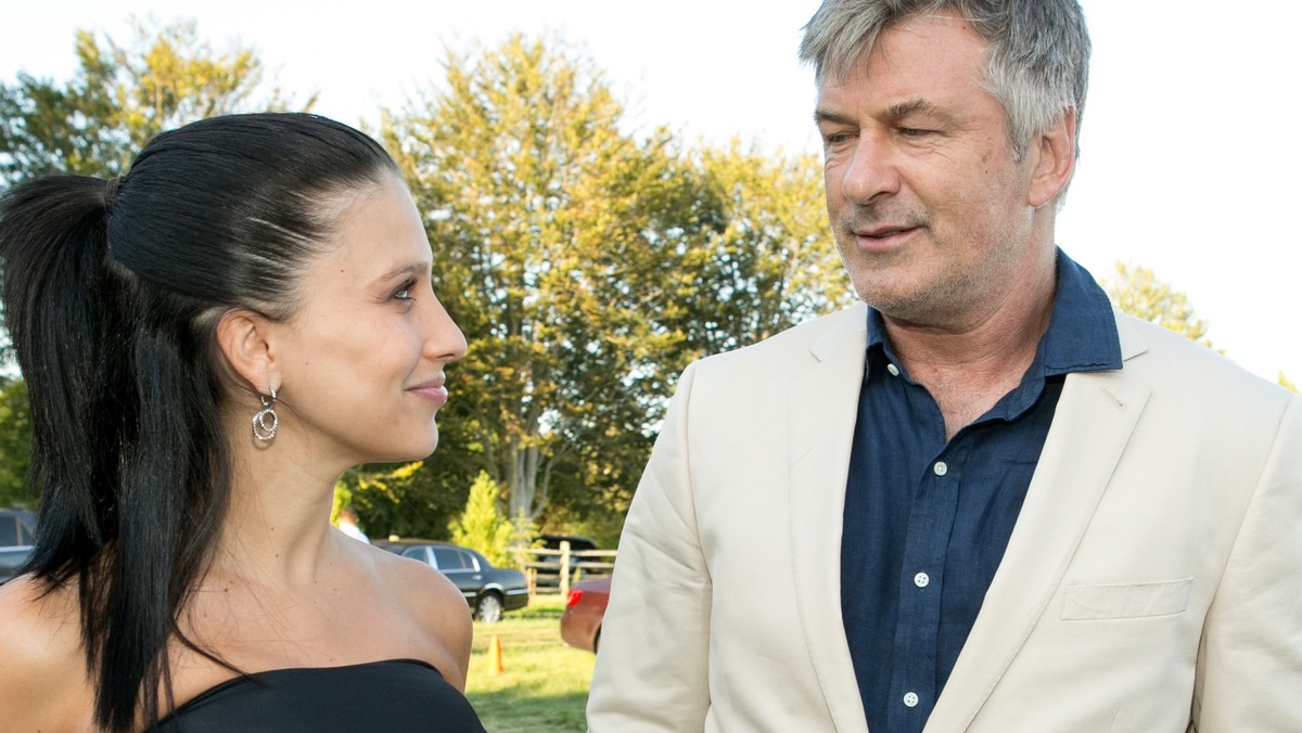 Alec Baldwin i jego żona Hilaria doczekali się narodzin córki, której nadano imiona Carmen Gabriela. Wieść o narodzinach potomstwa ogłosiła na Twitterze sama uradowana mama małej Carmen - Hilaria Baldwin. Dziewczynka przyszła na świat w piątek, 23 sierpnia.