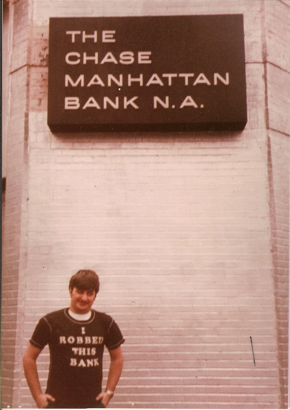 Vojtovič ispred banke koju je opljačkao u majici na kojoj piše "Ja sam opljačkao ovu banku"