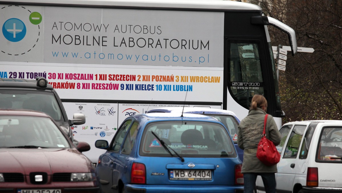 Atomowy autobus zainaugurował na Uniwersytecie Warszawskim swoją podróż po Polsce. W ciągu dwóch tygodni to mobilne laboratorium odwiedzi 12 ośrodków akademickich propagując wiedzę o energetyce jądrowej.