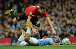 Puchar Ligi w Anglii: Udany rewanż Manchesteru United, ale w finale zagra City [WIDEO]