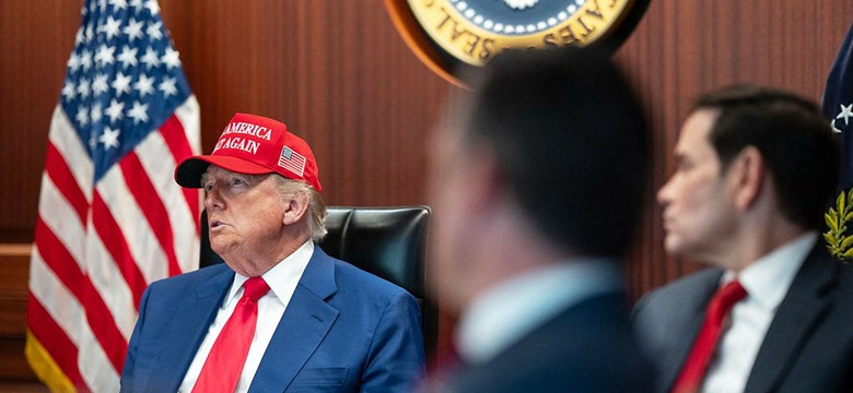 Donald Trump nazwał irański atak "teatralnym". USA odpowiedzą nalotami?