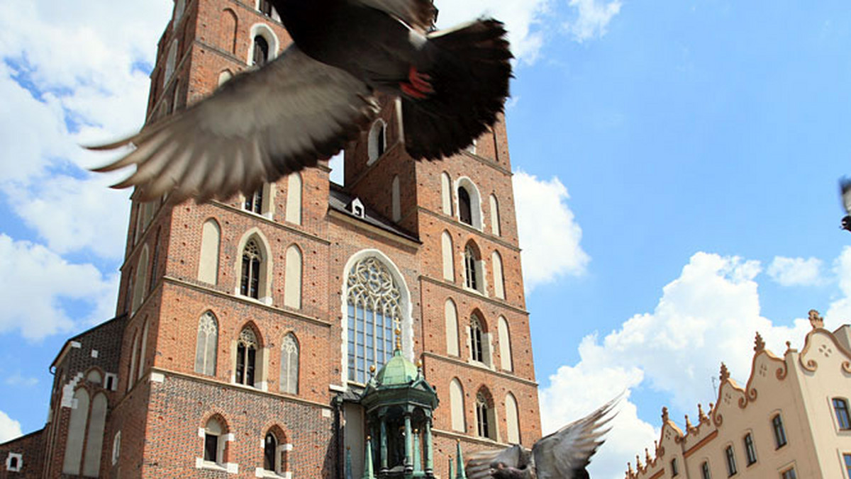 Wozy konne z aprowizacją dla rycerstwa walczącego pod Grunwaldem w otoczeniu kupców, igrców, szczudlarzy i grajków wjechały w sobotę na krakowski Rynek.