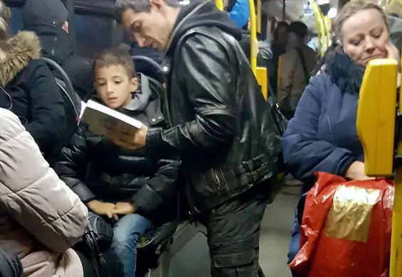 Tata czyta synkowi "Dzieci z Bullerbyn" w autobusie - internauci biją brawo ♥