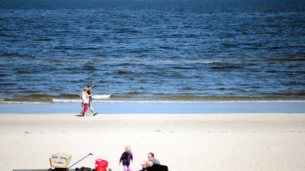 Ośmioletni chłopiec utonął na plaży w Świnoujściu. Matka zgłosiła ratownikom, że jej syn zaginął. Po kilkudziesięciu minutach dziecko znaleziono pod wodą. Mimo godzinnej reanimacji chłopca nie udało się uratować.