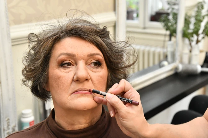  Maslinast ten smo istakli karminom u boji fuksije