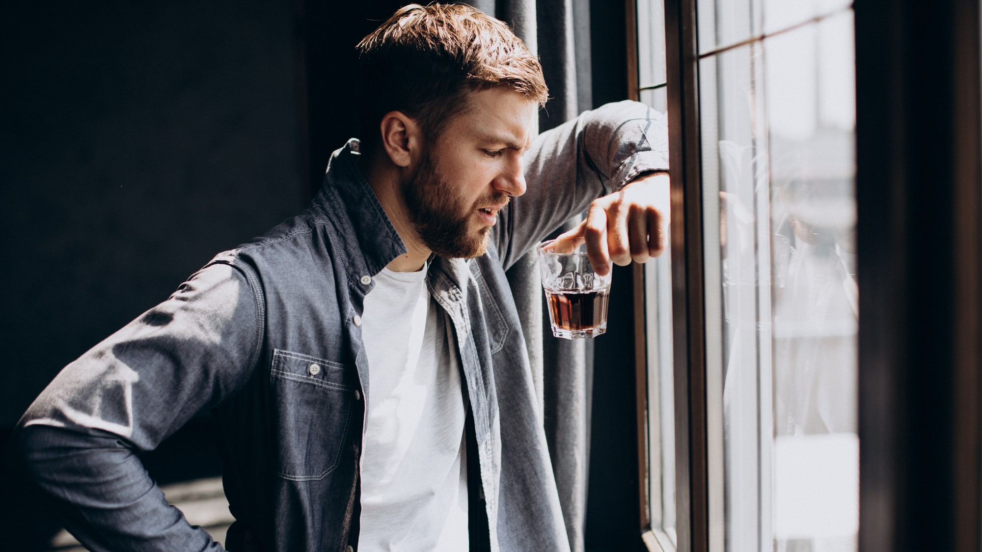 Alkohol poškodzuje pečeň. 