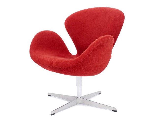 Kolejny oceniany czynnik to wiedza i nastawienie firmy składającej wniosek. Do udziału w projekcie powinni być wskazani jej przedstawiciele, wśród których musi się znaleźć właściciel bądź członek organu zarządzającego lub wspólnik. Kadra zarządzająca powinna znać projekt oraz jego cele w takim stopniu, aby wyjaśnić jego znaczenie dla dalszego rozwoju firmy oraz określić oczekiwane efekty. Uznaje się bowiem, że audyt wzorniczy może przynieść korzyści jedynie w przypadku, gdy zarząd wnioskodawcy będzie aktywnie w nim uczestniczył i będzie zdeterminowany do stosowania działań z niego wynikających. 
Strategia wzornicza powinna bazować na dotychczasowej działalności firmy – służąc uatrakcyjnieniu oferty i wizerunku. O dotacje z działania Wzór na konkurencję mogą się bowiem starać tylko firmy, które mają już doświadczenie i ustabilizowaną pozycję na rynku. Przed dniem złożenia wniosku muszą mieć zamknięty co najmniej jeden rok obrotowy/podatkowy (minimum 12 miesięcy). Przychody – przynajmniej raz w ciągu ostatnich trzech lat – powinny być nie mniejsze niż 600 tys. zł. Do tego dochodzi wielkość zatrudnienia – w roku poprzedzającym złożenie wniosku musi wynosić nie mniej niż pięć pełnych etatów.