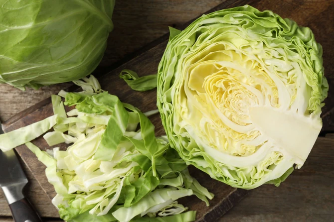 Da bi salata od kupusa bila bezbedna za jelo, neophodno je da glavicu ovog povrća isečete na više delova i svaki od njih dobro operete pod mlazom hladne vode