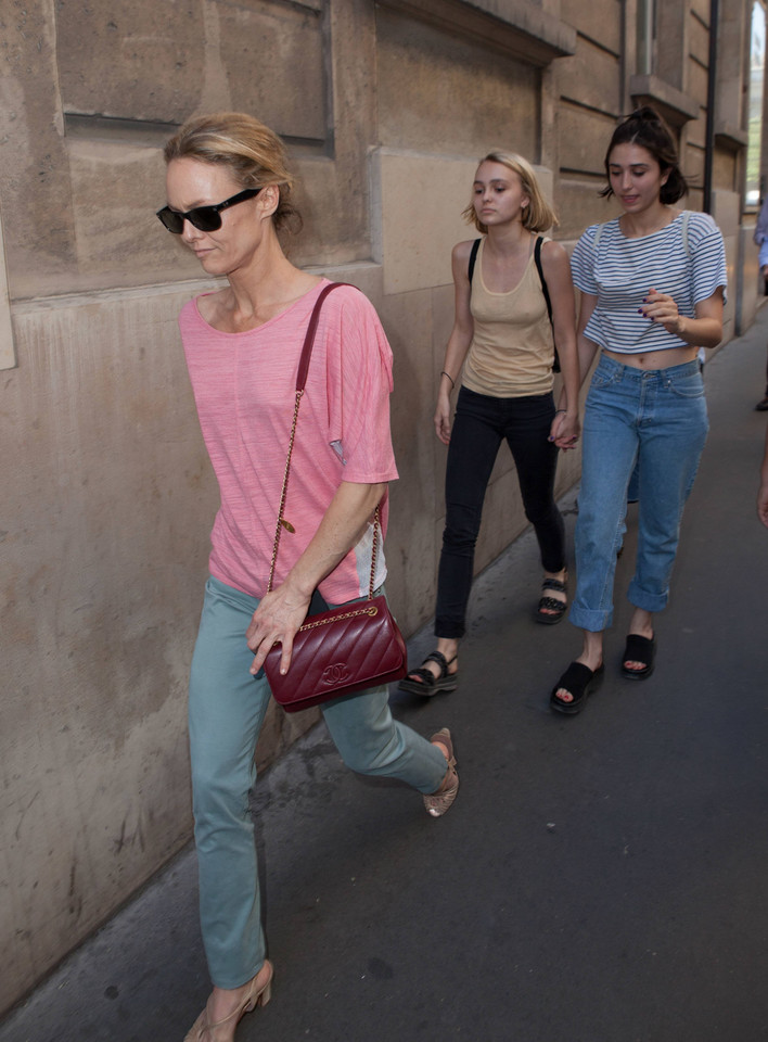 Vanessa Paradis i Lily-Rose Depp w Paryżu. Wyglądają jak siostry