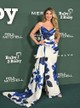 Az 51 esztendős Heidi Klum egy kék virágmintával díszített, fehér Monique Lhuillier ruhakölteményben varázsolta el a fotósokat.