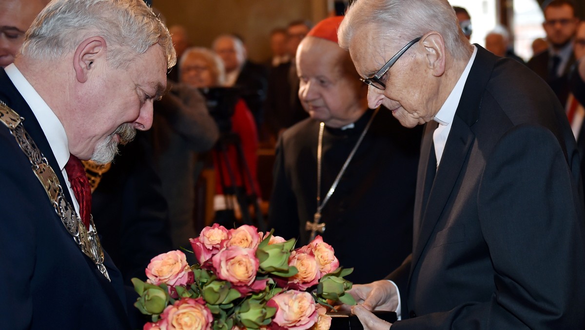 Były metropolita krakowski kard. Franciszek Macharski otrzymał dziś srebrny medal "Cracoviae Merenti". Prezydent miasta Jacek Majchrowski podkreślił podczas uroczystości, że to podziękowanie za "stałą obecność w życiu religijnym, duchowym i społecznym miasta" oraz za "mądre, kochające serce".