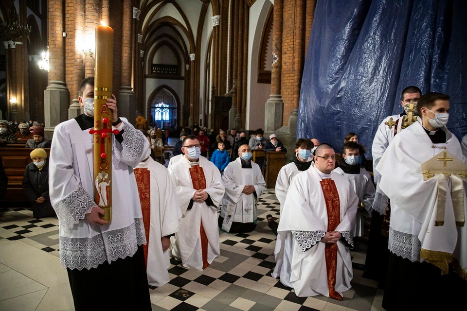 Białystok. Wierni podczas rezurekcji w Kościele Farnym