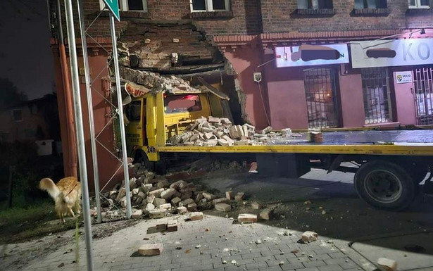 Toruń: laweta wjechała w zabytkowy budynek