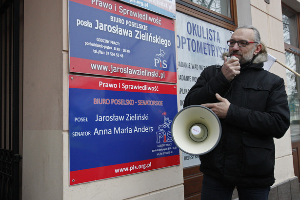 Lider KOD Mateusz Kijowski podczas protestu przed biurem senator PiS Anny Marii Anders oraz posła PiS Jarosława Zielińskiego w Suwałkach