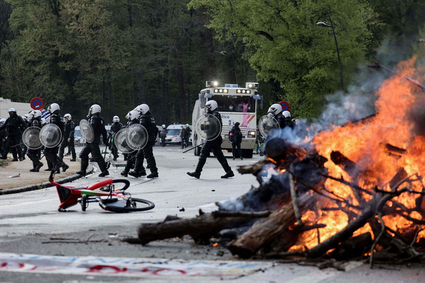 W dobie pandemii zorganizowali imprezę w parkę. Było groźnie. Policja użyła armatek wodnych