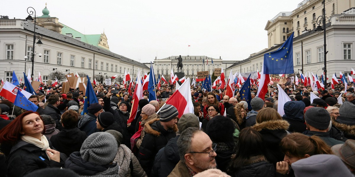 Demonstracja Komitetu Obrony Demokracji pod Trybunalem Konstytucyjnym pryzwrocmy lad konstytucyjny