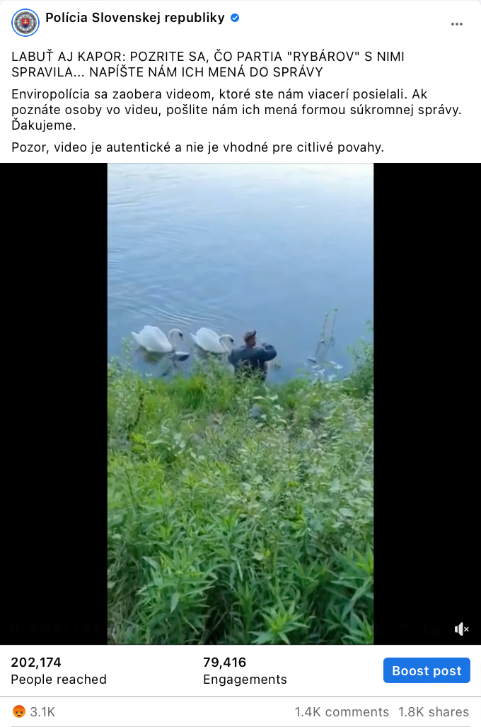 Enviropolícia rieši videá, na ktorých dospelí muži trápia zvieratá.