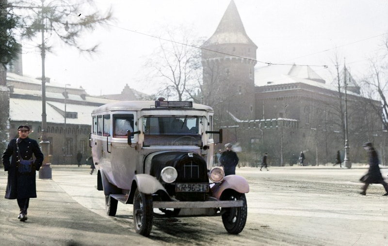 Pierwszy krakowski autobus. Amerykański Rugby mieścił 11 pasażerów, kierowcę oraz konduktora. Fotografię wykonano ok. 1932 r. Źródło: Narodowe Archiwum Cyfrowe. / Zdjęcia starego Krakowa w kolorze.