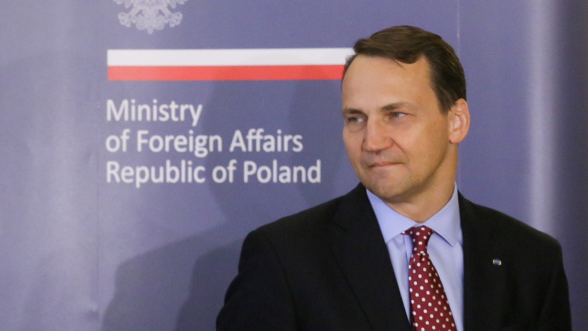 Szef MSZ Radosław Sikorski zaapelował do PiS o opuszczenie frakcji Europejskich Konserwatystów i Reformatorów (EKR) w PE, której członkiem jest m.in. partia brytyjskiego premiera Davida Camerona i przejście do Europejskiej Partii Ludowej (EPL).