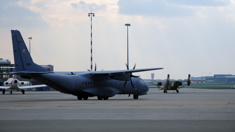 Samolot transportowy CASA C-295M na lotnisku Warszawa-Okęcie.