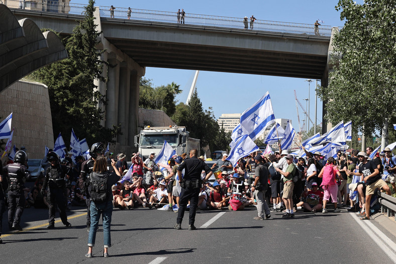 Demonstranci blokują drogę w pobliżu Knesetu, 24 lipca 2023 r., Jerozolima, Izrael.