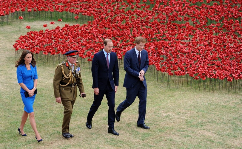Księżna Catherine, lord Dannatt, książę William i książę Harry wśród maków okalających twierdzę Tower w Londynie