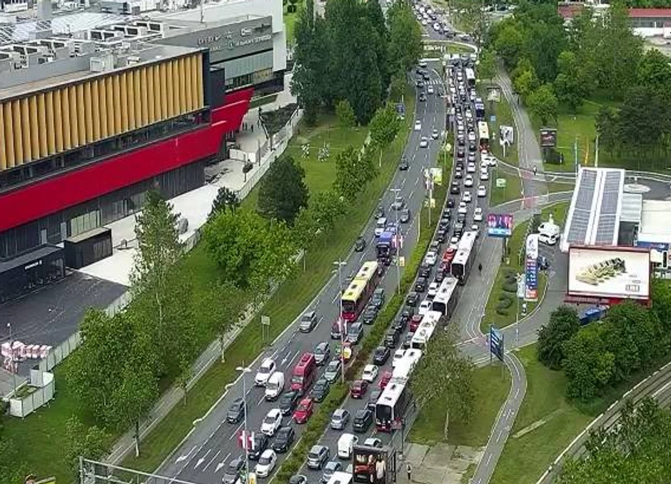 Gužva kod tržnog centra "Ušće".