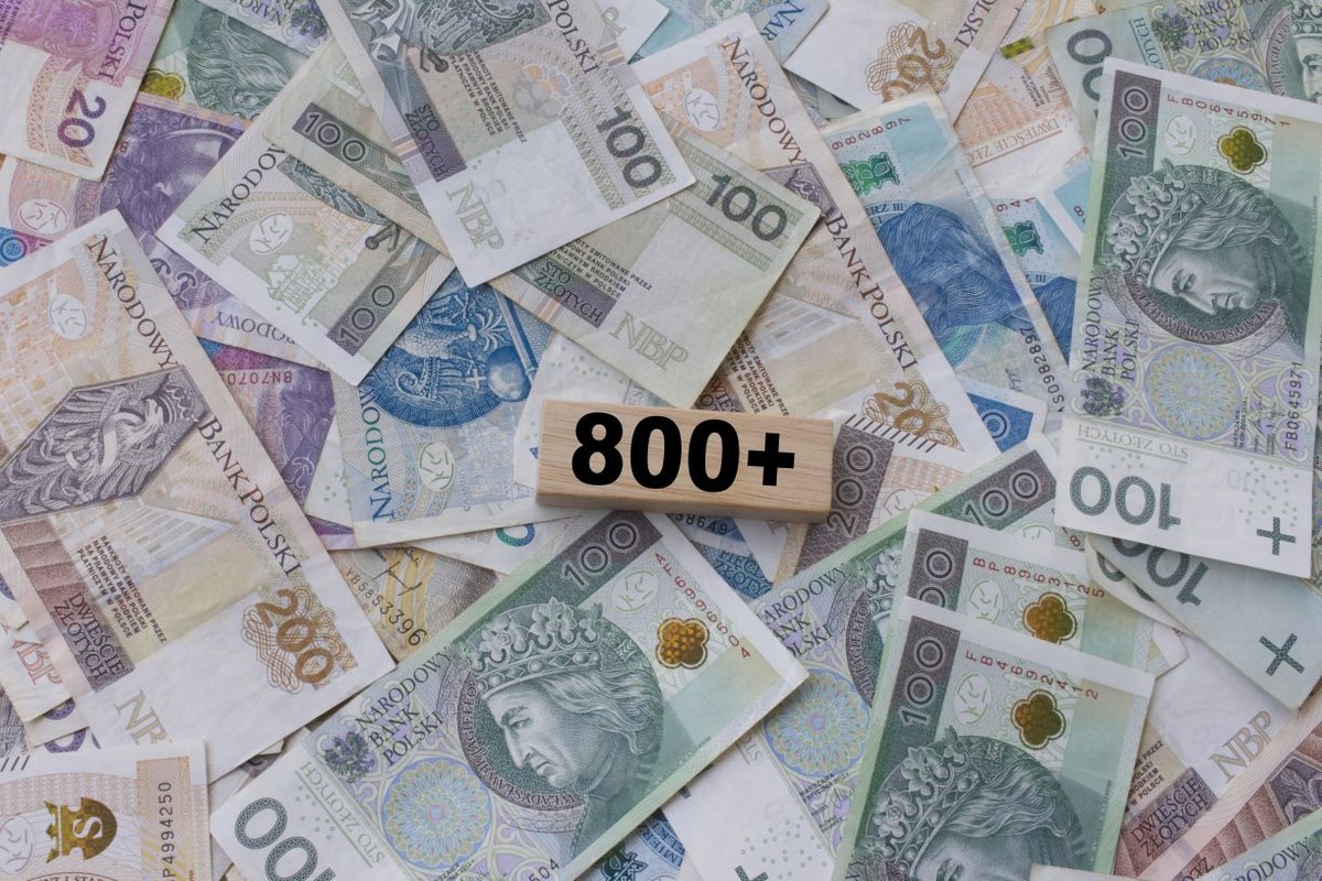 Jak wynika ze średniookresowego planu finansowego, rząd nie zamierza w najbliższej przyszłości podwyższać świadczenia "Rodzina 800 plus". Jest to związane z koniecznością zmniejszenia deficytu budżetowego kraju.