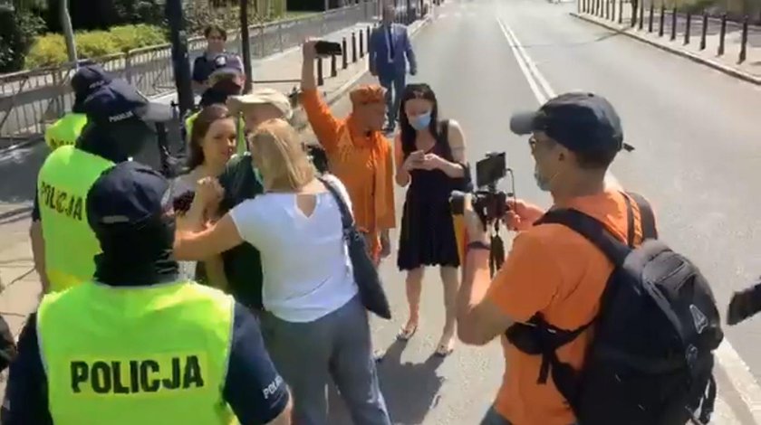 Szokujące sceny przed Sejmem. Posłanki chroniły swoim ciałem mężczyznę... przed policją