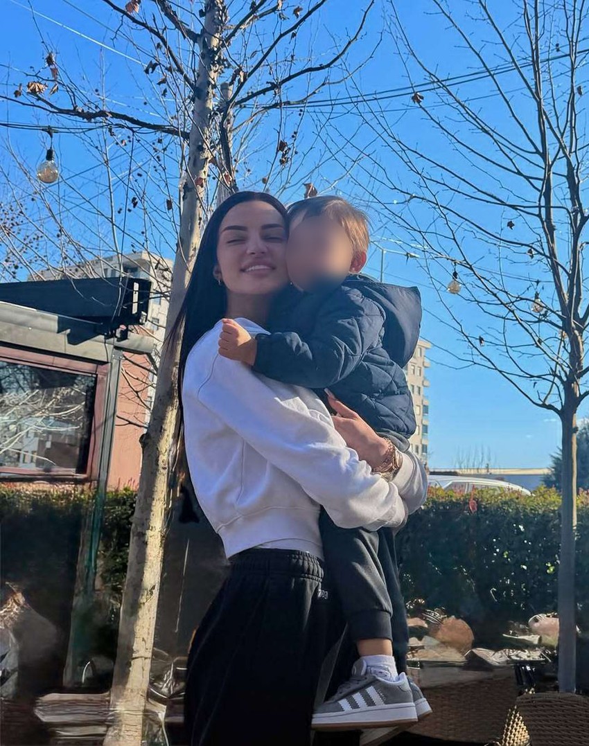 Tara Simov pokazala koliko joj je sin porastao: Drži Nikolaja u naručju i ne skida osmeh sa lica