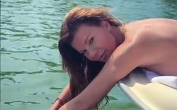Edyta Górniak opala się topless na łódce [WIDEO]