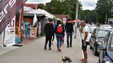 Mazury: turystów rekordowo dużo, maseczek - niewiele