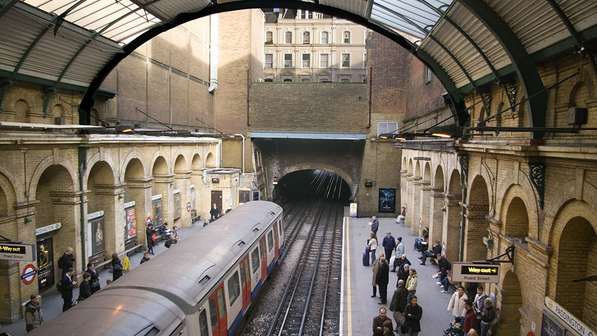 Drugi w tym miesiącu 24-godzinny strajk londyńskiego metra, zorganizowany w proteście przeciwko zwolnieniu 700 bileterów i 100 menedżerów stacji, rozpoczął się w niedzielę o godz. 19.30 czasu polskiego. Normalnie metro ma zacząć funkcjonować dopiero we wtorek.