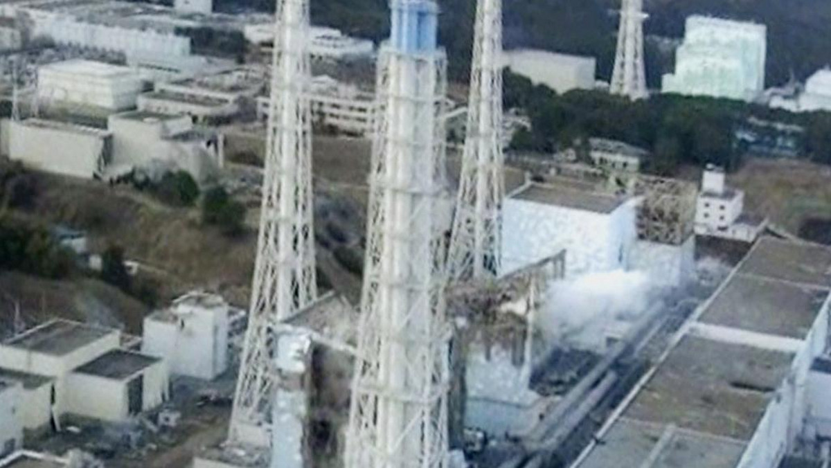 Poważna, ale dość stabilna w porównaniu z dniem wczorajszym jest obecnie sytuacja w uszkodzonej przez piątkowe trzęsienie ziemi elektrowni atomowej Fukushima I w Japonii - poinformował dzisiaj wysoki przedstawiciel Międzynarodowej Agencji Energii Atomowej. Agencja podaje również, że japońskim inżynierom udało się doprowadzić zewnętrzny kabel zasilający do budynku reaktora nr 2 w uszkodzonej przez piątkowe trzęsienie ziemi elektrowni atomowej Fukushima I.