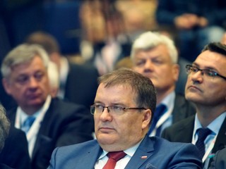 Kongres Prawników: Dera odczytuje słowa Dudy. Tłum skanduje 'konstytucja'