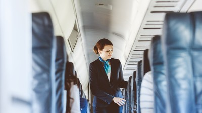 Kitálalt a stewardess: Ezt az 5 dolgot magasan kerüld el a repülőgépen - kiskegyed.hu