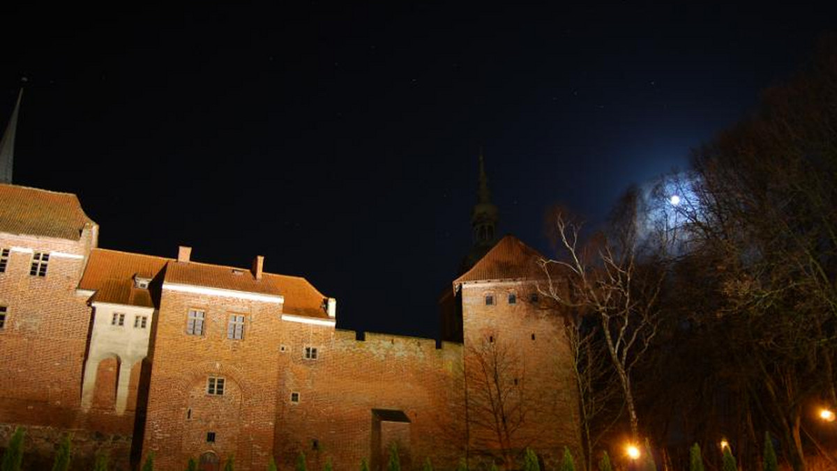 Kolacja wigilijna mięsna a nie postna, Szemel, czyli biały jeździec osadzony w upozorowanym koniu odwiedzający dzieci, oraz nieodprawianie pasterki w wigilijną noc - takie zwyczaje bożonarodzeniowe panowały jeszcze 100 lat temu wśród mieszkańców Warmii.