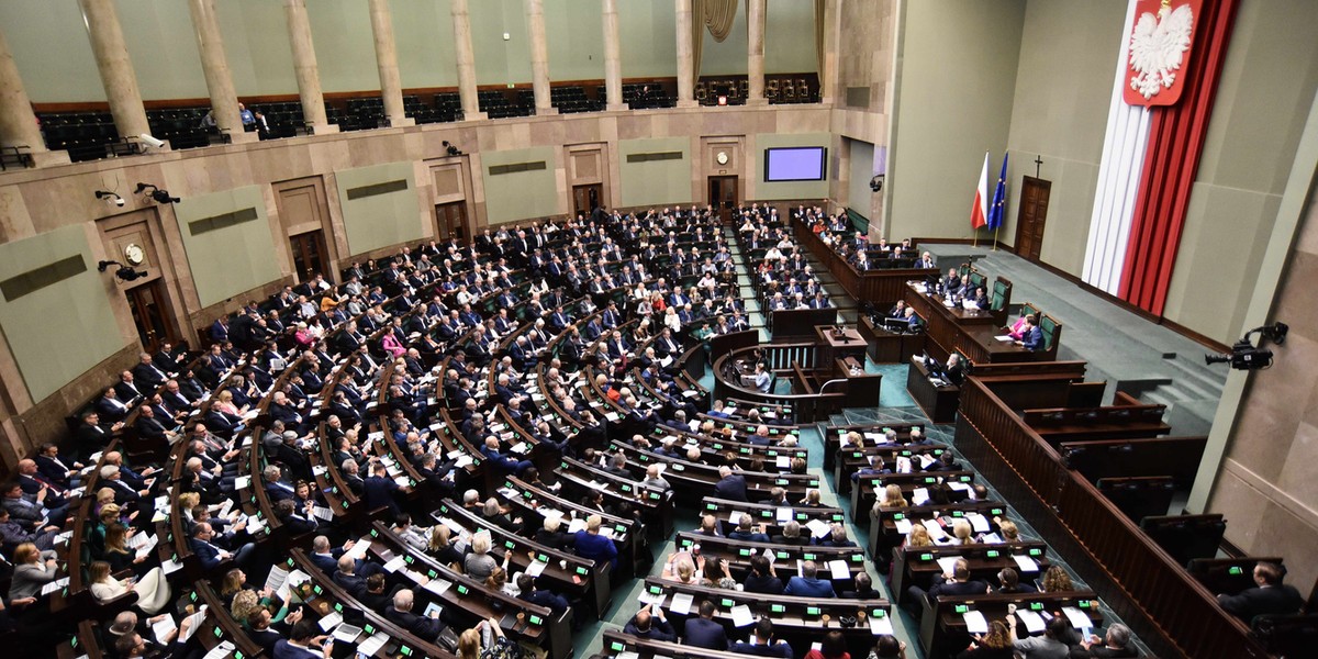 Pięć partii znalazłoby się w Sejmie. Tak wynika z najnowszego sondażu.