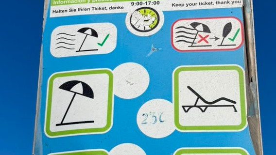 Diana ukázala ceny lehátok a slnečníkov na Playa del Inglés na Kanárskych ostrovoch. 