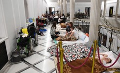 W Sejmie trwa protest rodziców dorosłych osób niepełnosprawnych. 'Nigdzie się nie wybieramy. Czekamy na osoby decyzyjne'