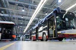 wnętrze fabryki autobusów Solaris