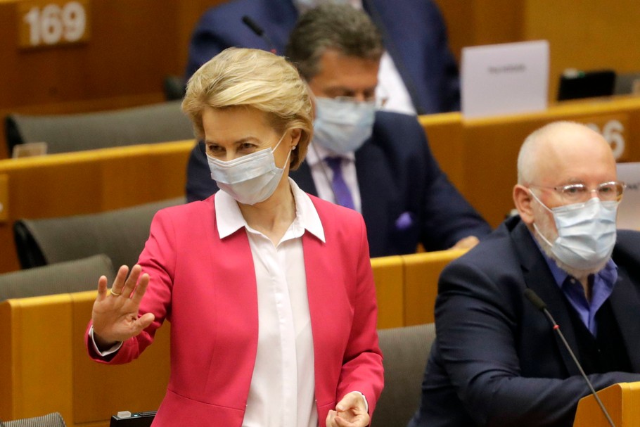 Przewodnicząca Komisji Europejskiej Ursula von der Leyen i Frans Timmermans, wiceprzewodniczący wykonawczy KE podczas sesji poświęconej planowi ratunkowemu dla gospodarki UE, Bruksela 27.05.2020