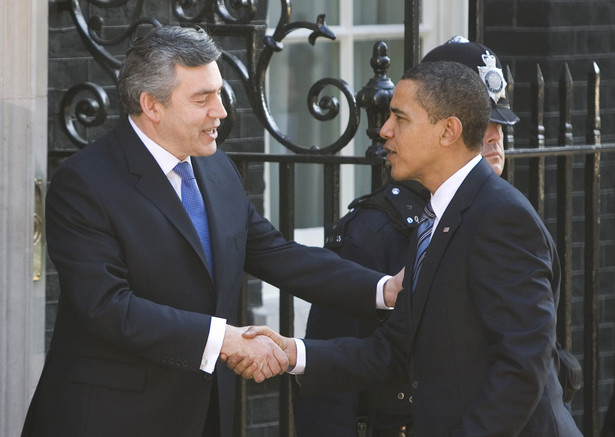 Premier Wielkiej Brytanii Gordon Brown wita prezydenta USA Baracka Obamę, fot. Bloomberg