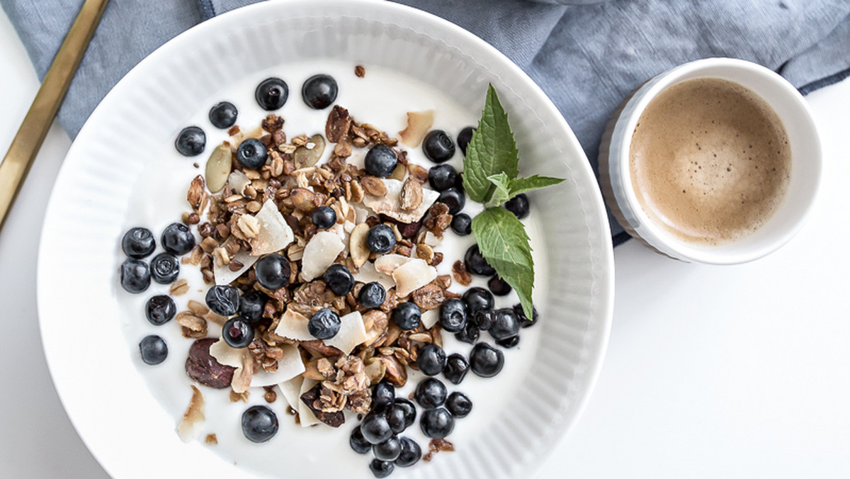 Granola jest bez wątpienia ulubionym śniadaniem całej naszej rodziny. Pożywna, lekka, ale sycąca, zdrowa i naszpikowana tym co dla nas najlepsze. Jestem tego pewna, bo robie ją sama i od dawna odmawiam kupowania jakichkolwiek sklepowych mieszanek. To co jem jest dla mnie ważne, a podwójnie ważne jest dla mnie to co jedzą moje dzieci.