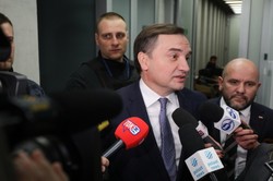 "Ziobro zostanie obroniony", deklaruje rzecznik PiS. "Wszyscy idziemy w jednym kierunku"