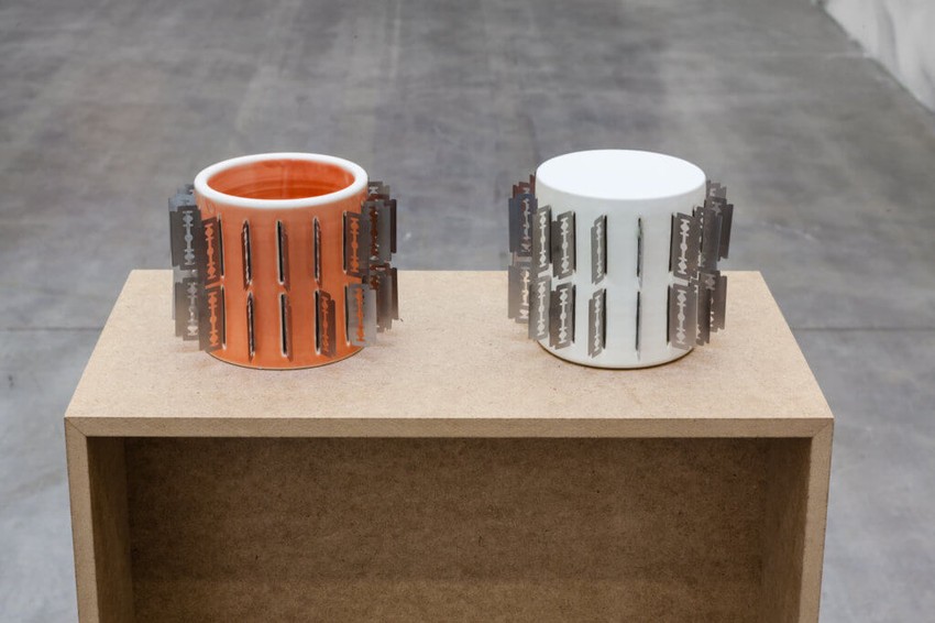 Karisa Rodrigez je napravila nekoliko verzija skulpture iz filma „Kolekcionarka“ (1967) Erika Romera. Obojena konzerva sa
zakačenim žiletima pojavljuje se u sceni razgovora umetnika