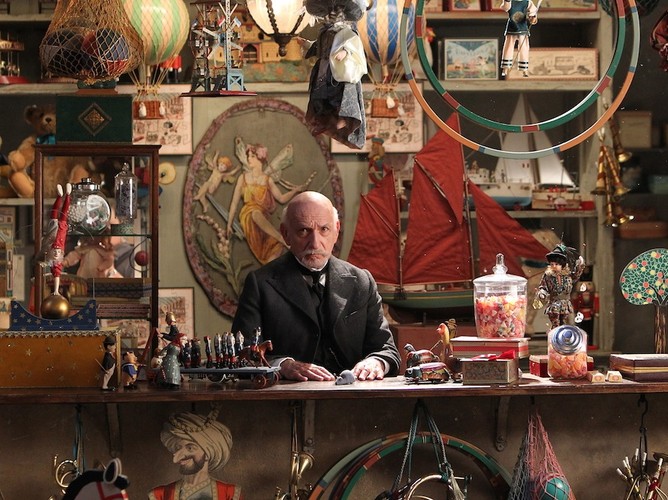 Części do naprawy automatona kradnie w sklepiku z zabawkami prowadzonym przez mrukliwego starca (Ben Kingsley)