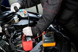 Kruchy i niebezpieczny! Zobacz, jak kupić akumulator w internecie